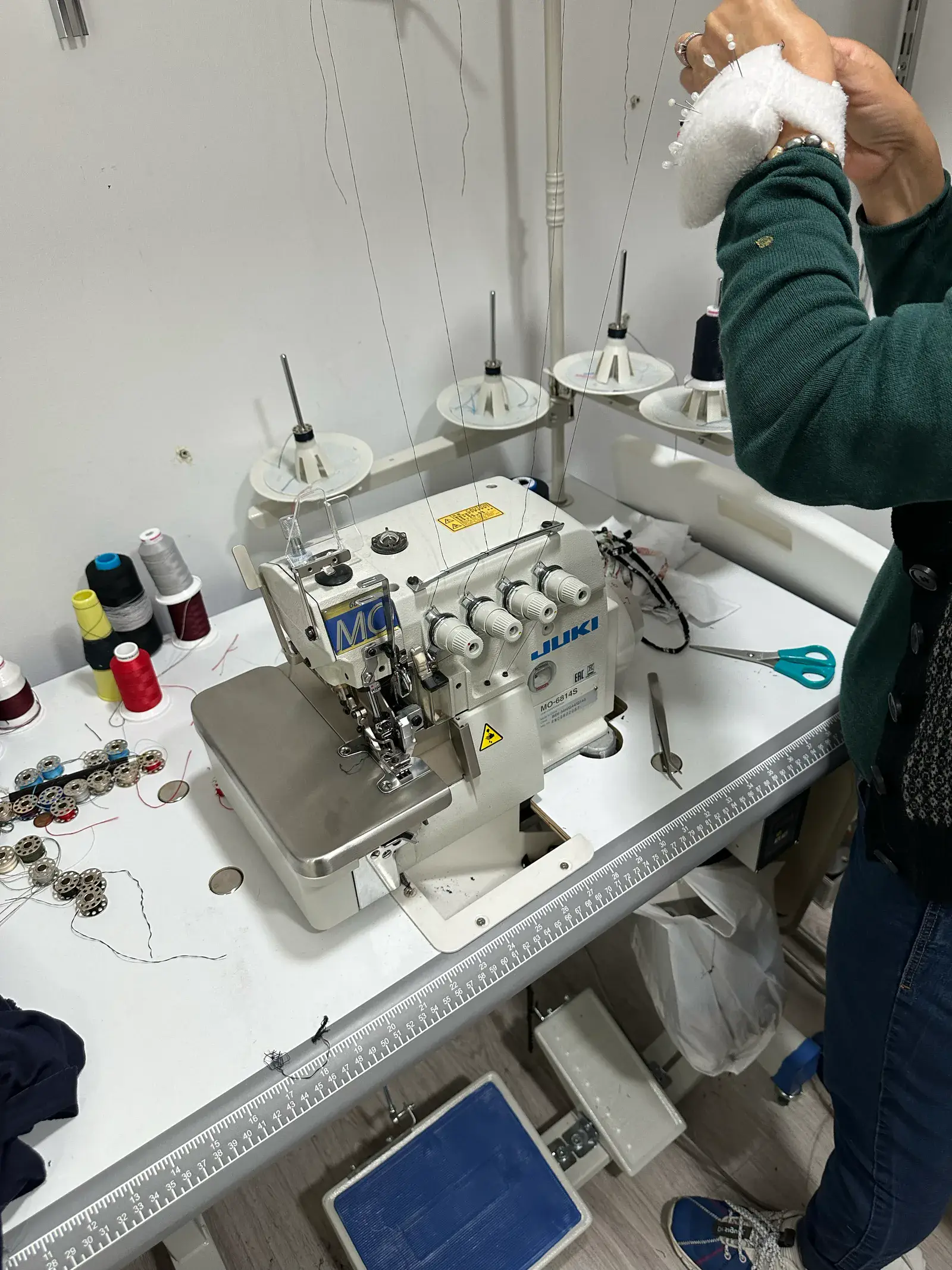 Máquina de coser en acción